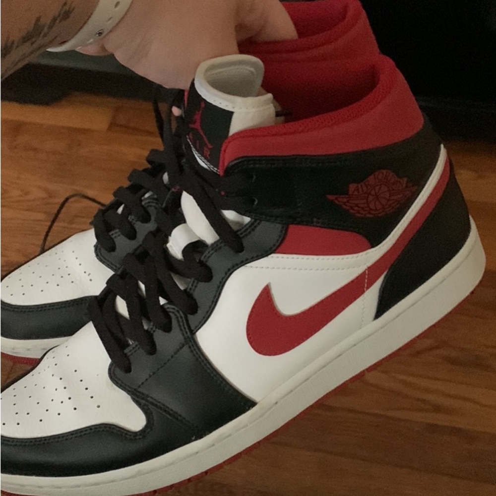 Jordan 1 mid gym red